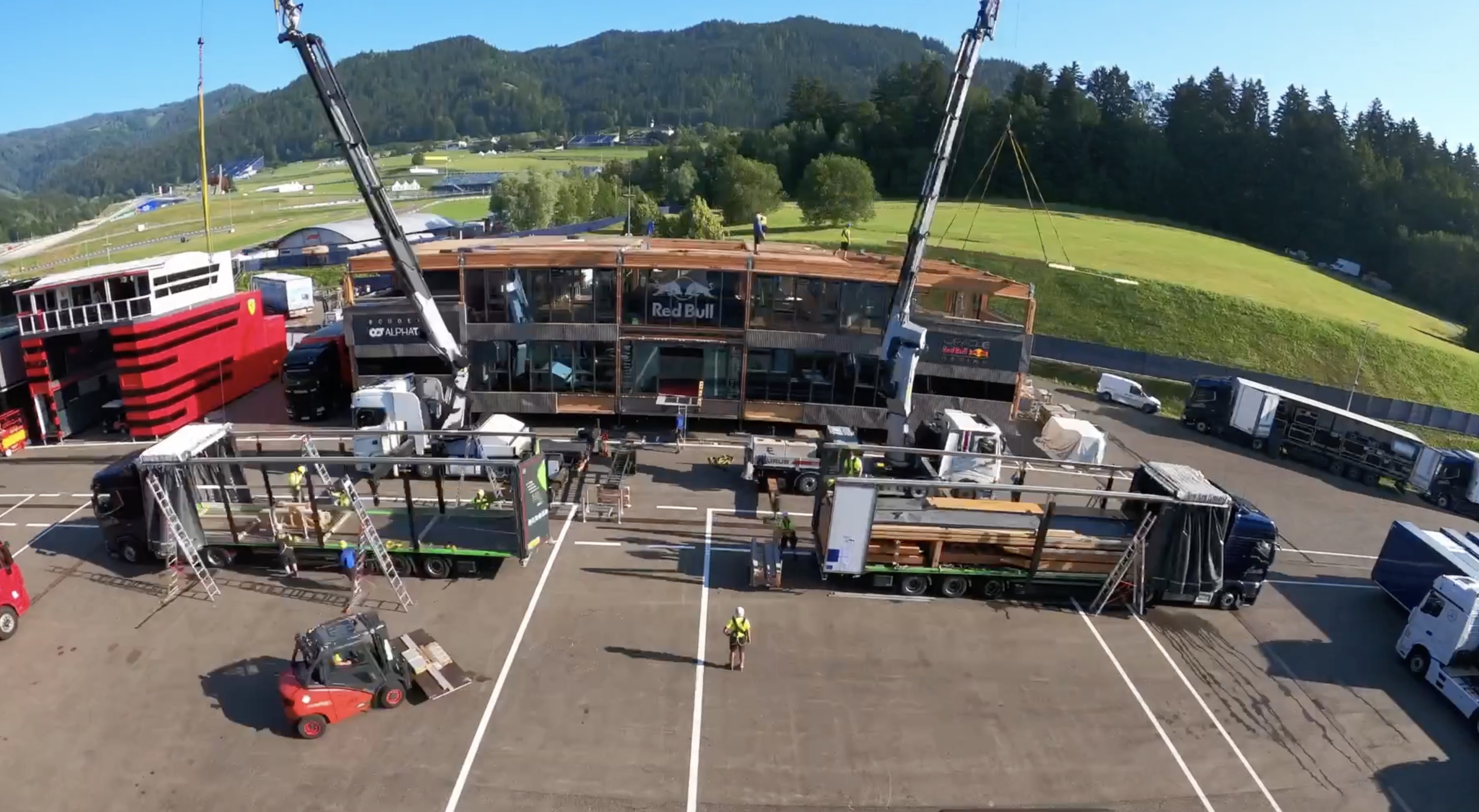 Red Bull Energy Station: hogyan épül 32 óra alatt egy többszintes márkatér kamionokból?